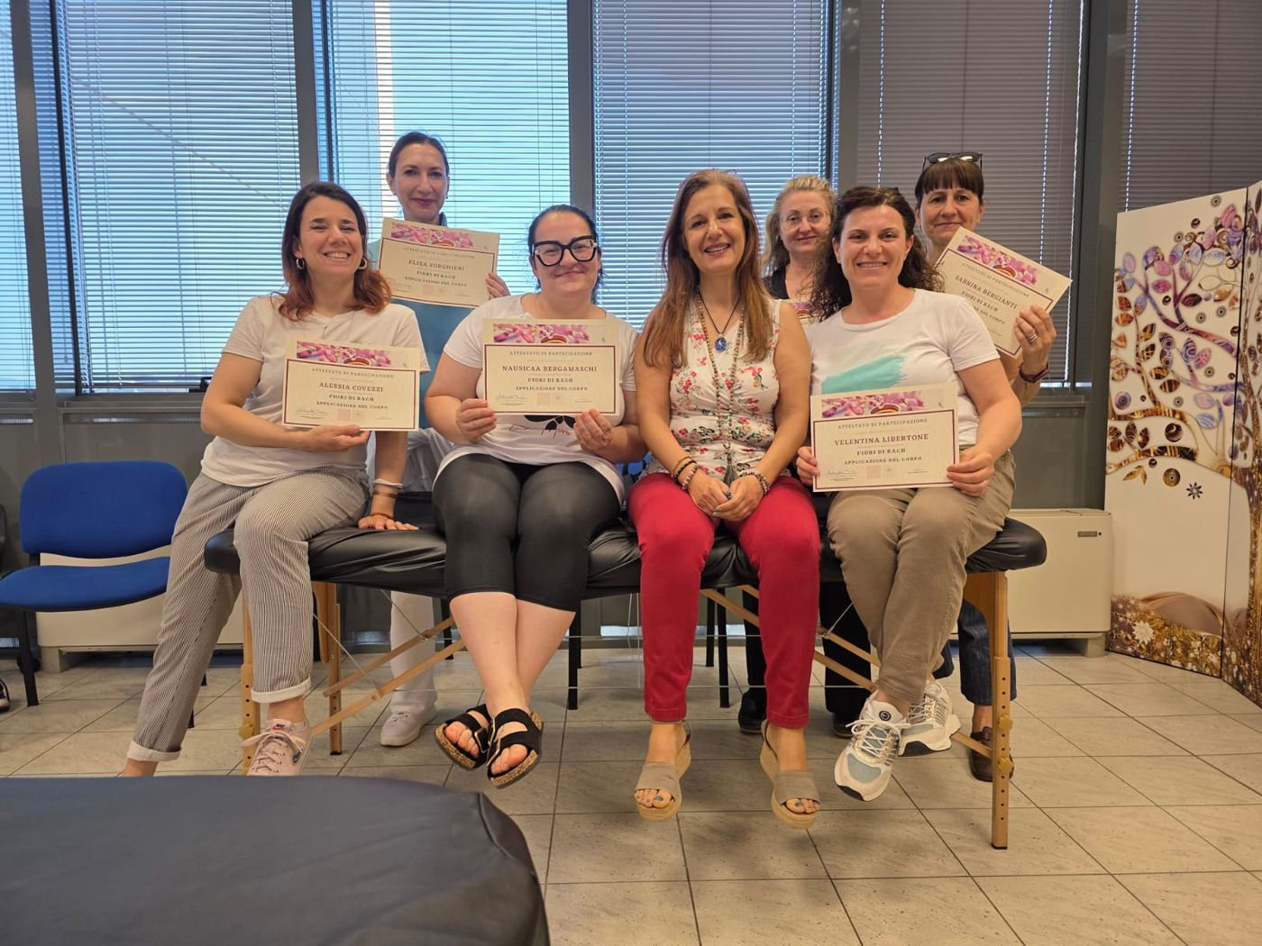 Allieve di Olistika Academy con l'attestato del corso Fiori di Bach, applicazione sul corpo